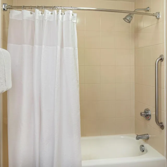 جناح بسرير كينج مع سرير سحّاب إضافي مع أريكة بحوض استحمام لذوي الإعاقة، Springhill Suites Norfolk Virginia Beach 7/9