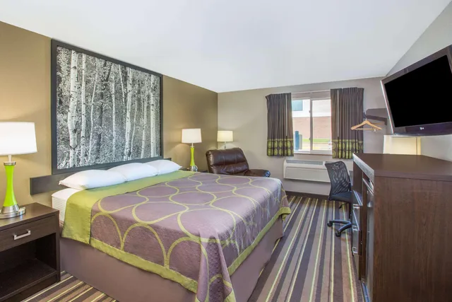 Room, Queen Bed, Super 8 By Wyndham Brookings 1/1