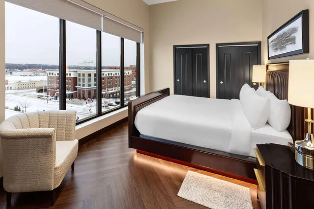 Grand, Penthouse Suite, King Bed، Legacy Hotel Trademark Collection by Wyndham 2/6