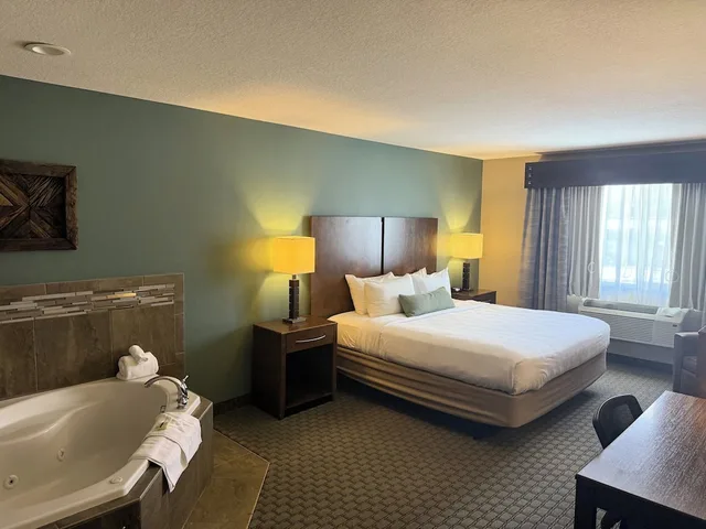 جناح بسرير كينج بحوض جاكوزي، GrandStay Hotel & Suites - Delano 1/4