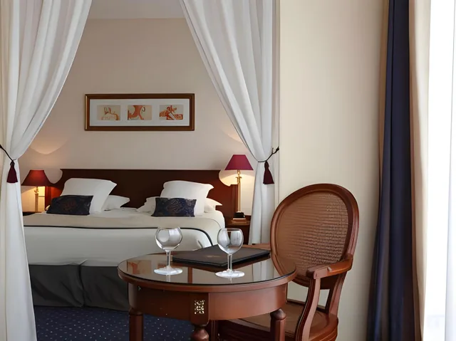 جناح، Amiral Hotel 1/1