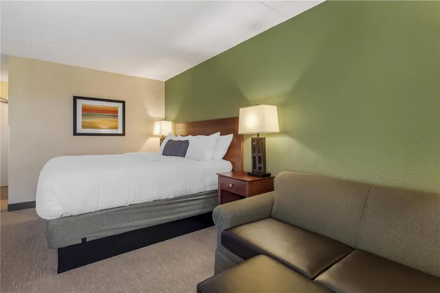 Room, King Bed, Sofa, Best Western Fairmont 1/3