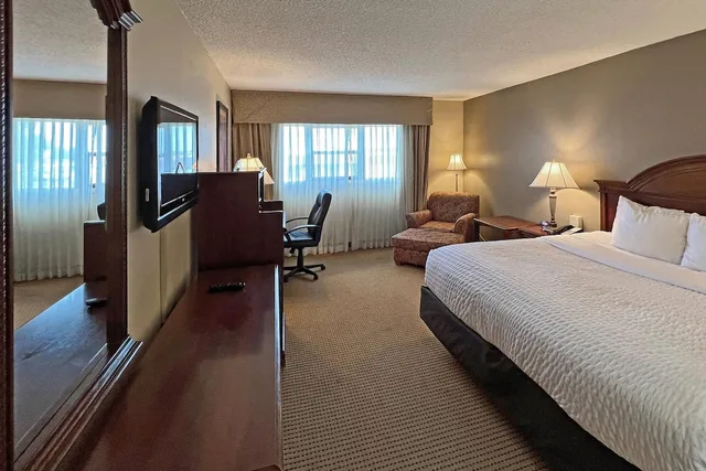 غرفة قياسية بسرير كينج بحوض استحمام، Clarion Inn Garden City, KS 2/3