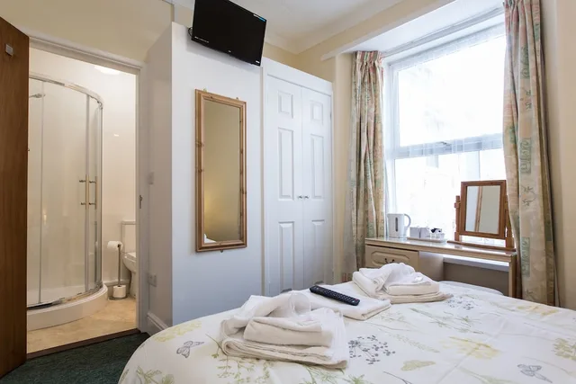 Room, Double Bed, Small, The Glendeveor 1/5