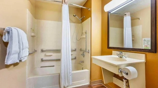 1 Queen Bed - Mobil Access Tub Nsmk Kitchen، Studio 6 Extended stay Florence, KY - Meijer Dr./Cincinnati 7/10