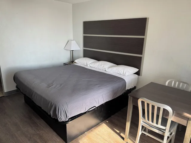 غرفة بسرير كينج للمدخنين، Homelodge Newnan 1/5