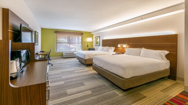 غرفة قياسية بسريرين كوين، Holiday Inn Express Gatlinburg Downtown 2/8