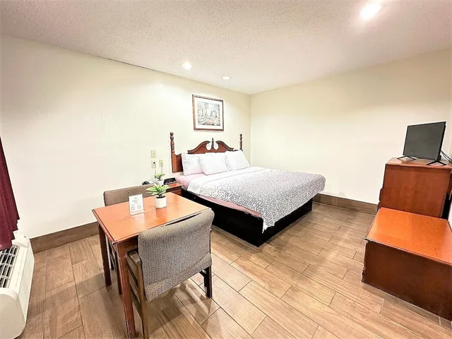 غرفة قياسية بسرير كينج للمدخنين، Budget Inn 2/6