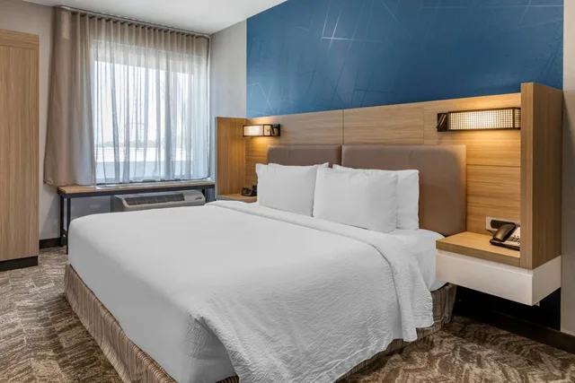جناح بسرير كينج بحوض استحمام لذوي الإعاقة، SpringHill Suites by Marriott Anaheim Placentia/Fullerton 2/3