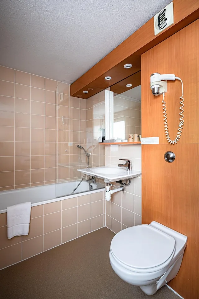 غرفة قياسية بسرير مزدوج وسرير فردي، Hotel Kyriad Rennes Nord 8/10