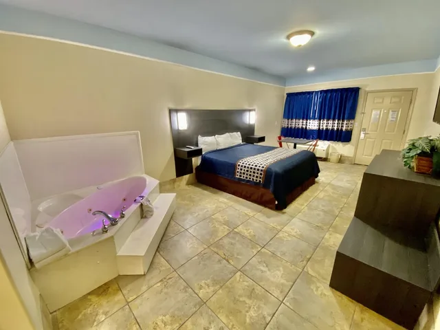 Suite, King Bed, Hot Tub, Texas Inn and Suites McAllen 1/1