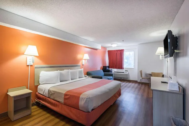 Deluxe, King Bed, Motel6 Lawrence, KS 4/8