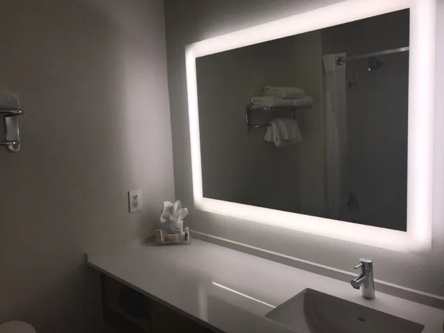 Suite, King Bed, Parlor, Hot Tub، Holiday Inn Selma-Swancourt 2/2