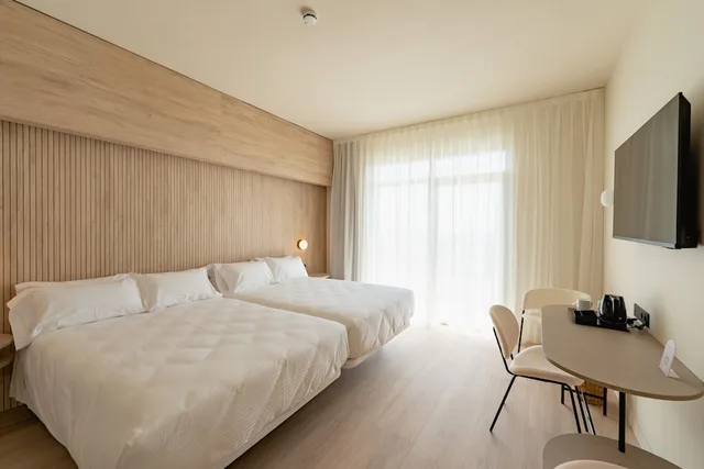 غرفة سوبيريور بسرير كوين بإطلالة على البحر بشرفة مع أريكة، RH Silene Hotel & Spa 4 Sup 2/2