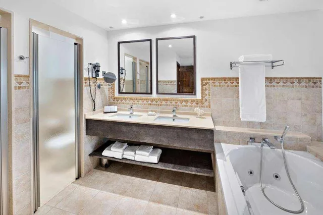 جناح غراند بغرفتي نوم بجاكوزي، Wyndham Grand Costa del Sol 4/6