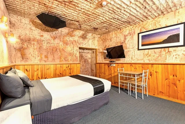 غرفة كومفورت بسرير كوين، Coober Pedy Experience Motel 1/2