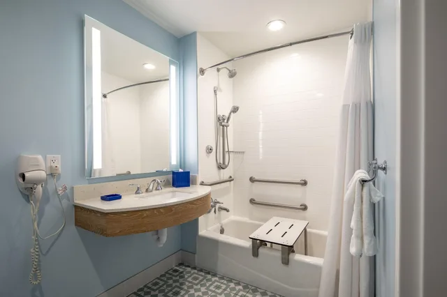 غرفة قياسية بحوض استحمام لذوي الإعاقة، Universal's Endless Summer Resort - Dockside Inn and Suites 6/6