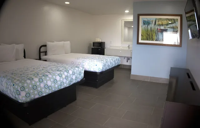 غرفة قياسية بسريرين مزدوجين، Rodeway Inn Livingston, TX 1/5