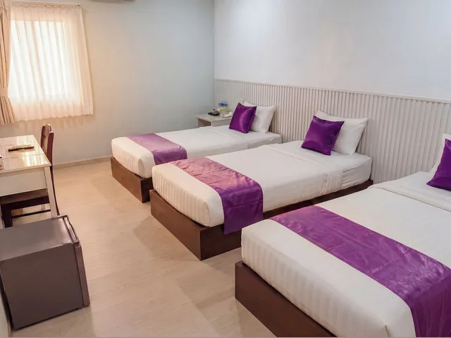 غرفة ديلوكس بثلاثة أسرّة، Sri Krungthep Hotel 1/8