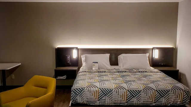جناح بسرير كينج مع أريكة، Motel6 Kewanee, IL 6/8