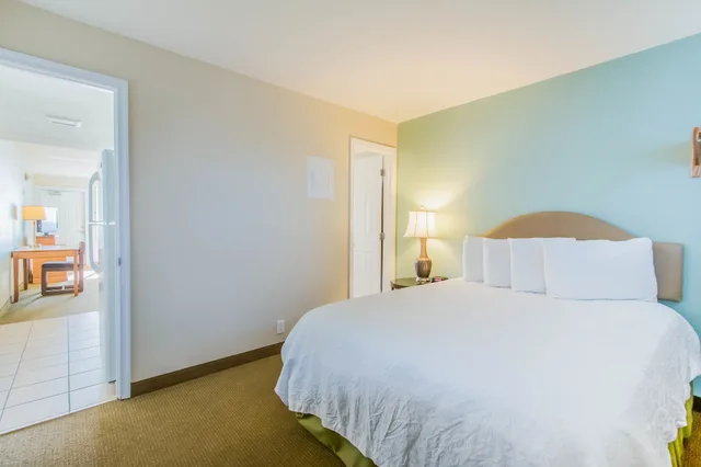 2 Rooms, 2 Queen Beds, Gulf Front, Beachside Resort 2/5