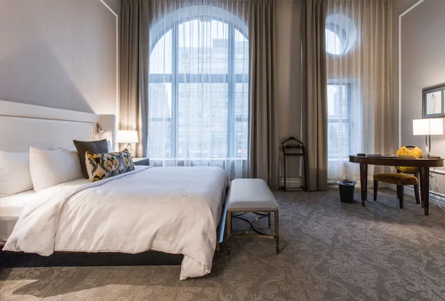 غرفة غراند ديلوكس بسرير كينج بإطلالة على المدينة مع أريكة، Hotel Birks Montreal 1/3