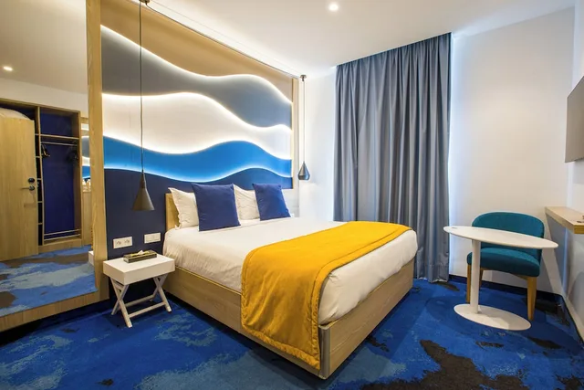 Deluxe, Queen Bed, Carlton 8/10