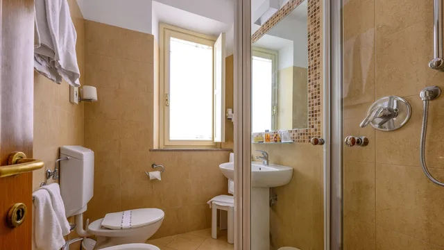 Room, Twin Beds, Albergo Reggio 5/5
