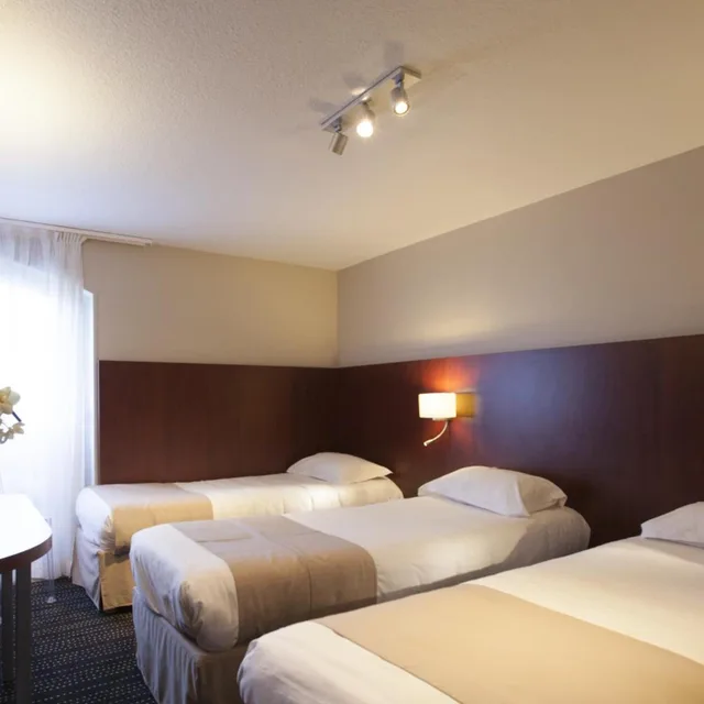 Room, 1 Double and 3 Single Beds، Kyriad Saint Malo Ouest Dinard 1/5