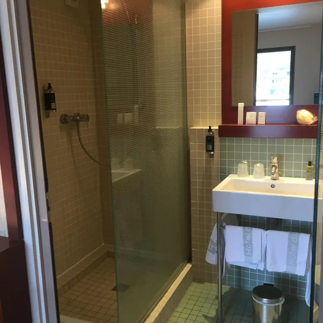 Room, Double Bed, Harbour Side, Hotel Du Casino 5/6
