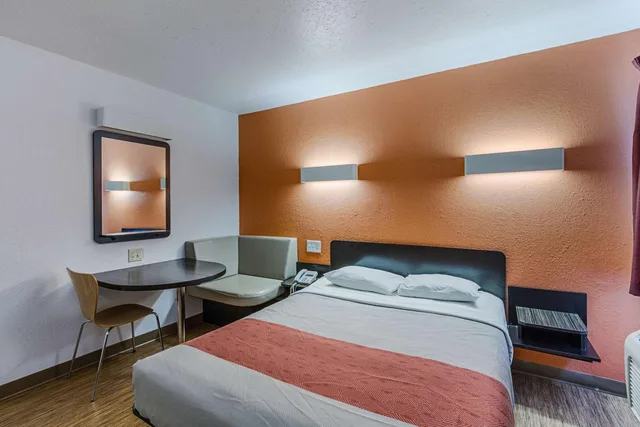 غرفة بسرير كوين، Motel6 Oshkosh, WI 8/10