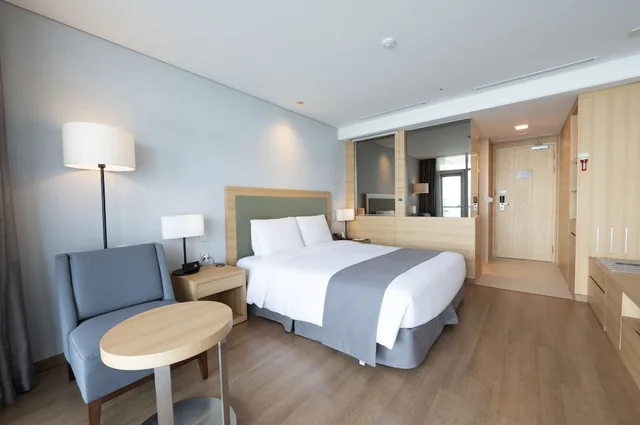 غرفة بريميوم بسرير كينج، Hidden Bay Hotel 2/2