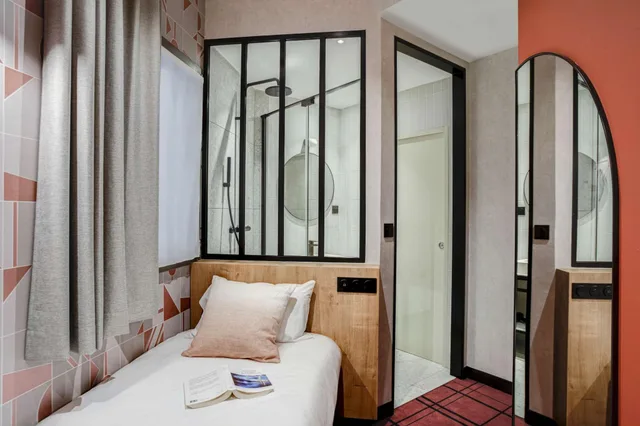 غرفة كومفورت مفردة بسرير فردي، Republik Hotel 1/4