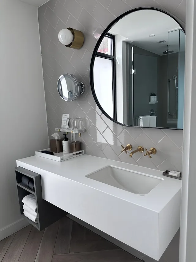 Room, King Bed, Andaz Ottawa Byward Market A Concept By Hyatt 4/5