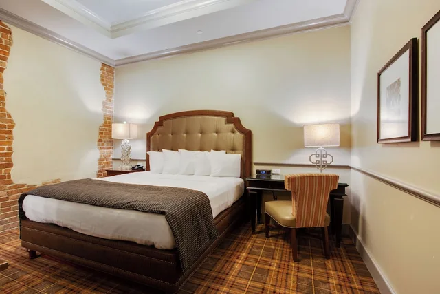 Room, King Bed, No Window، The Brakeman Hotel 2/4