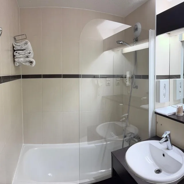 غرفة ثلاثية بثلاثة أسرّة، Comfort Hotel Orleans Saran 7/9