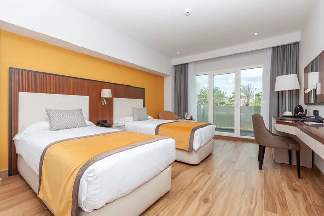 غرفة ديلوكس بسرير مزدوج أو سريرين منفصلين، Alanda Hotel Marbella 1/3