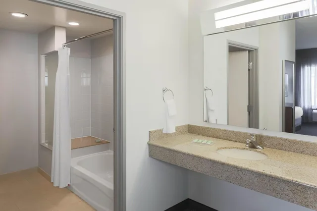 غرفة بسرير مزدوج لذوي الإعاقة، Courtyard Austin Airport 3/3