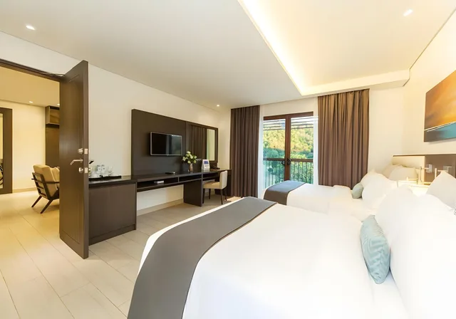 2 Bedrooms, Family Suite, Golf Course View, Garden Area، Fairways And Bluewater Newcoast Boracay 1/1