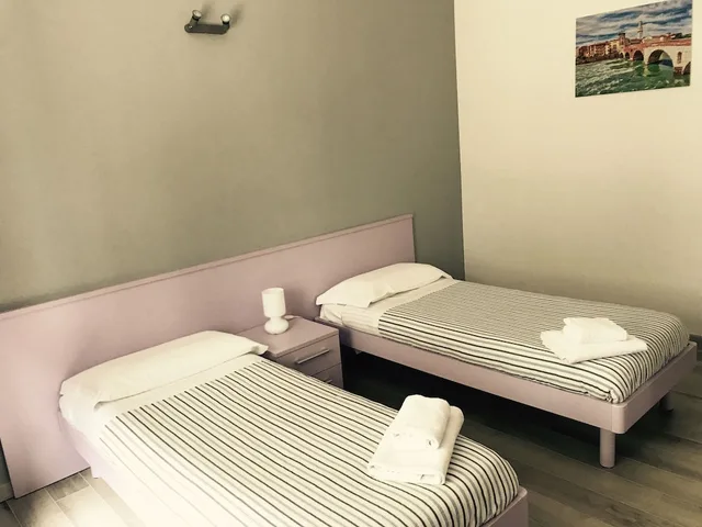 1 Bedroom, Basic, Queen Bed, Shared Bathroom, Simoni 10 2/6