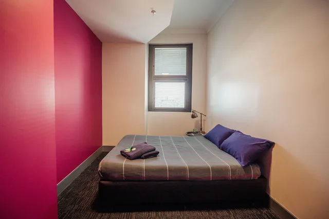 غرفة بسرير مزدوج بحمام مشترك، Wake Up Sydney - Adults Only 1/4