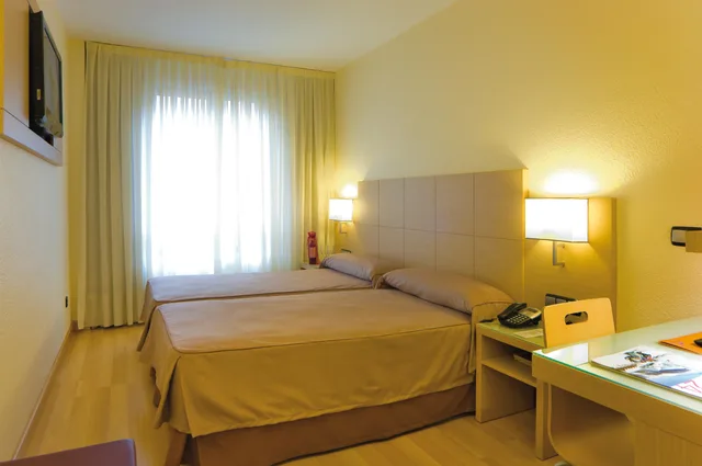 Room, 2 Beds, Condes de Haro 1/3