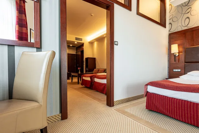غرفة رباعية بسرير كوين وسريرين منفصلين بغرفتي نوم، Galicja Hotel 3/5
