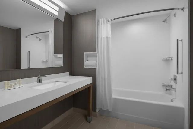 جناح بشرفة بغرفة نوم واحدة لذوي الإعاقة، Courtyard by Marriott Clearwater Beach 2/2