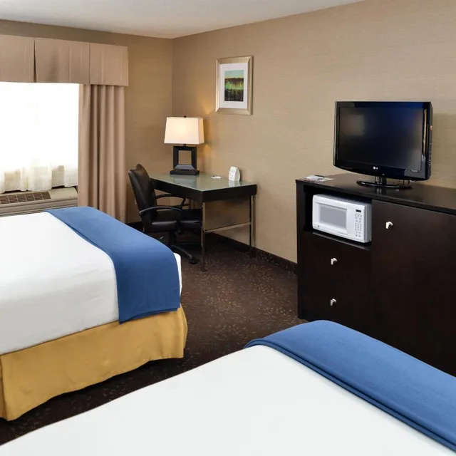 Standard, 2 Queen Beds, Bathtub, Accessible, Holiday Inn Express Hotel Suites Charlotte 5/6