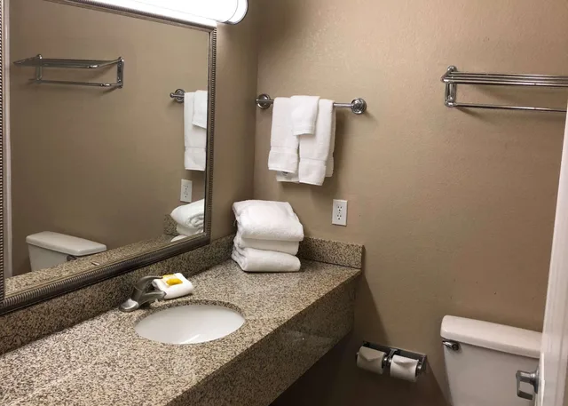 غرفة بسرير كينج بشرفة مع أريكة، Americas Best Value Inn Suites Gun Barrel City 2/2