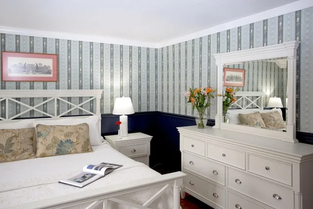 Village, King Bed، Queen Anne Inn 1/1
