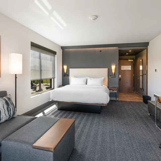 Standard, King Bed, Sofa, Bathtub, Accessible, Courtyard by Marriott Bozeman 3/8