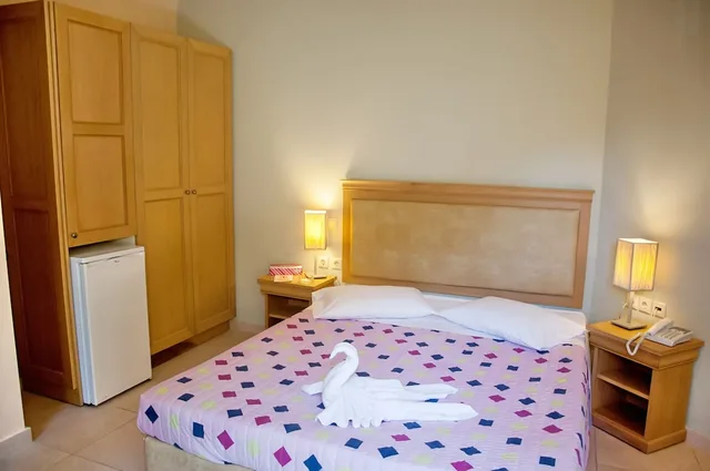 Room, Single, Queen Bed, Mountain View, Glyfada Beach 4/10
