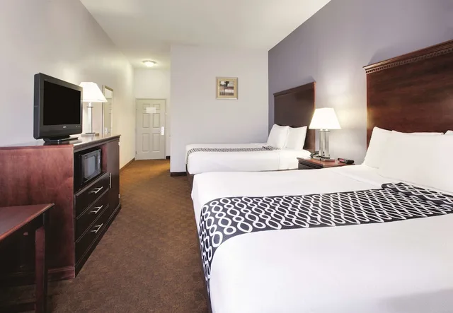 Room, 2 Queen Beds, La Quinta Inn & Suites by Wyndham Corsicana 2/3